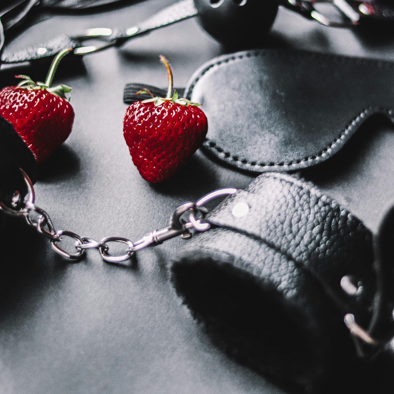 Як урізноманітнити сексуальне життя: 15+ ідей від флірту до БДСМ, які повернуть пристрасть Як урізноманітнити сексуальне життя: 15+ ідей від флірту до БДСМ, які повернуть пристрасть