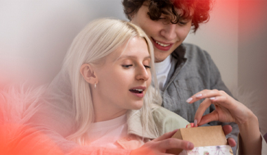 Подарунок дружині на 14 лютого: Ідеї, що розпалять почуття (і це не посуд) фото