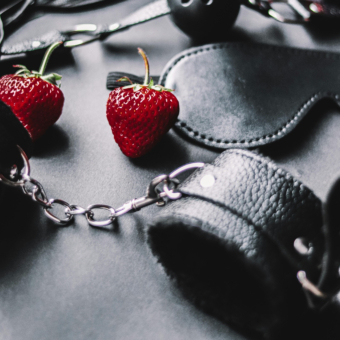 Как разнообразить сексуальную жизнь: 15+ идей от флирта до БДСМ, которые вернут страсть Как разнообразить сексуальную жизнь: 15+ идей от флирта до БДСМ, которые вернут страсть